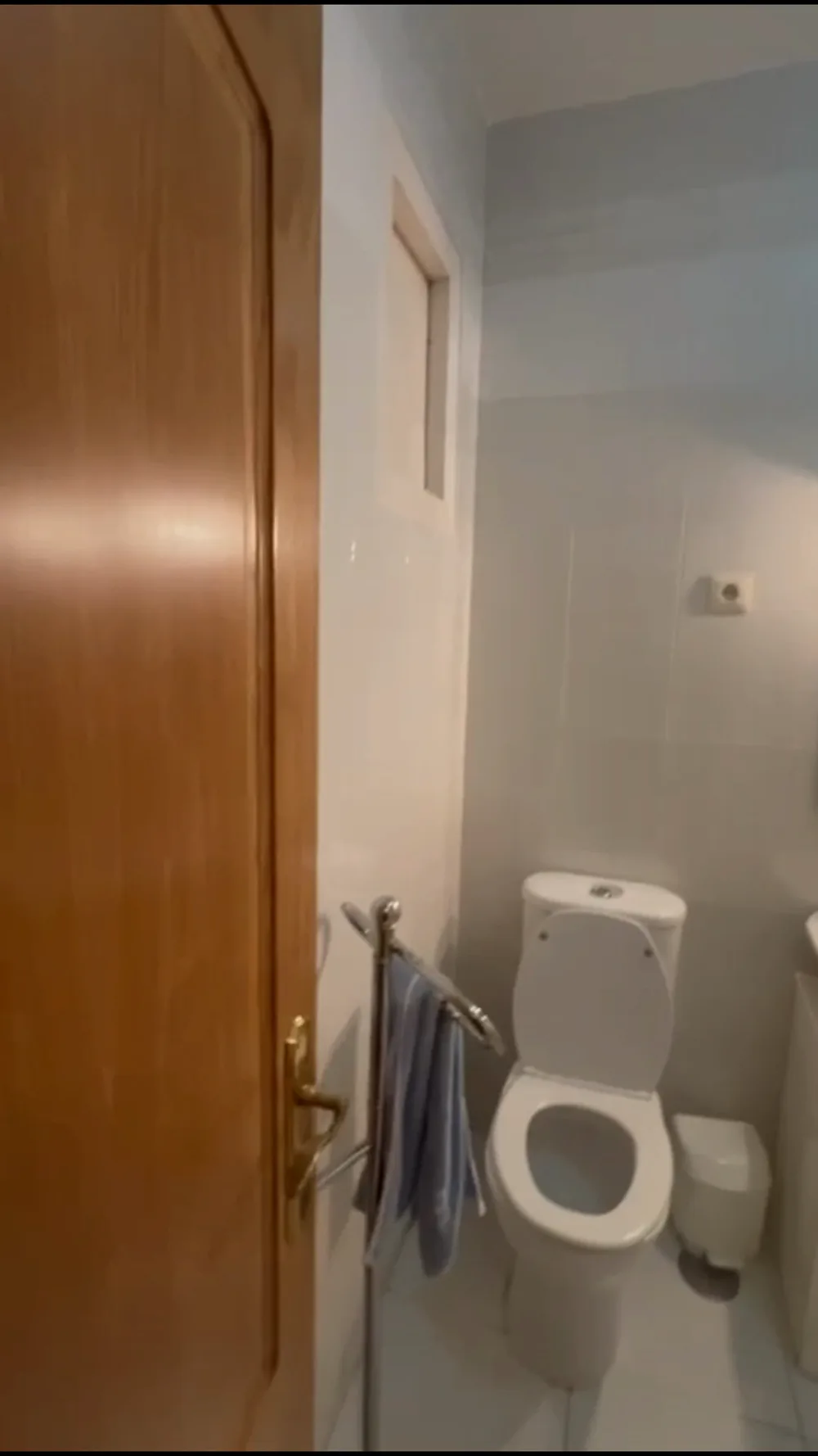 Baño antes de la reforma, con bañera antigua y azulejo cansado, en A Coruña