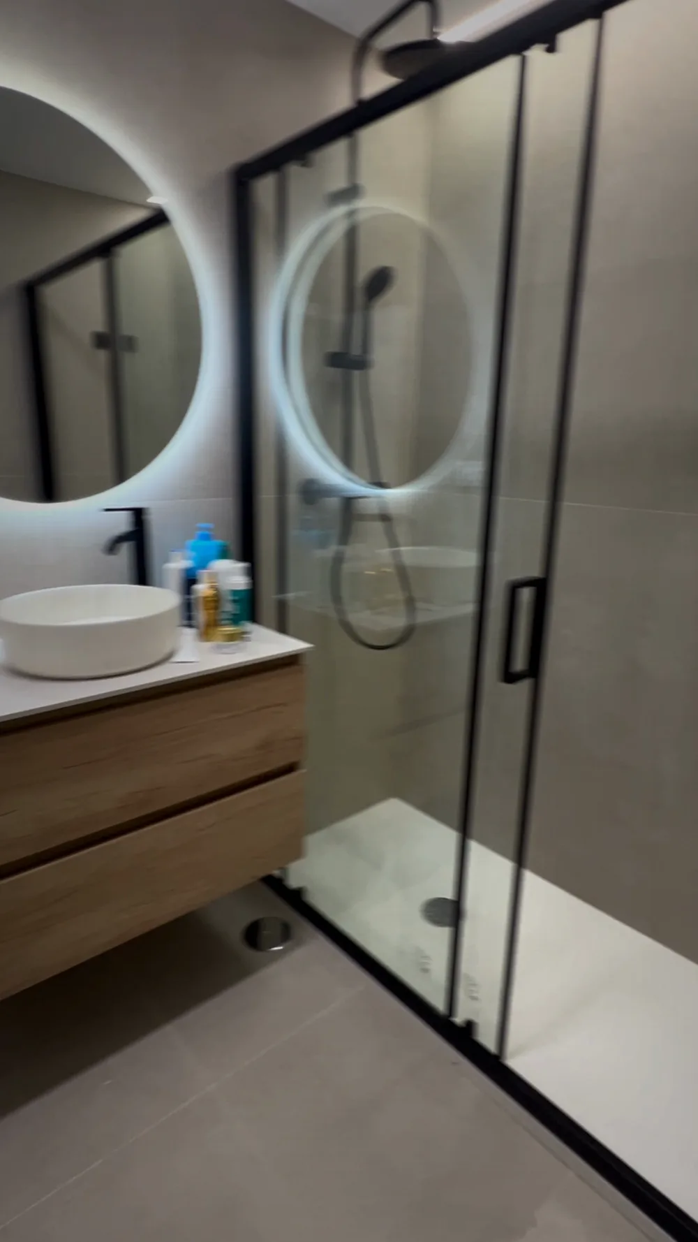 Baño reformado después de la obra, con ducha a ras de suelo y acabados modernos en A Coruña