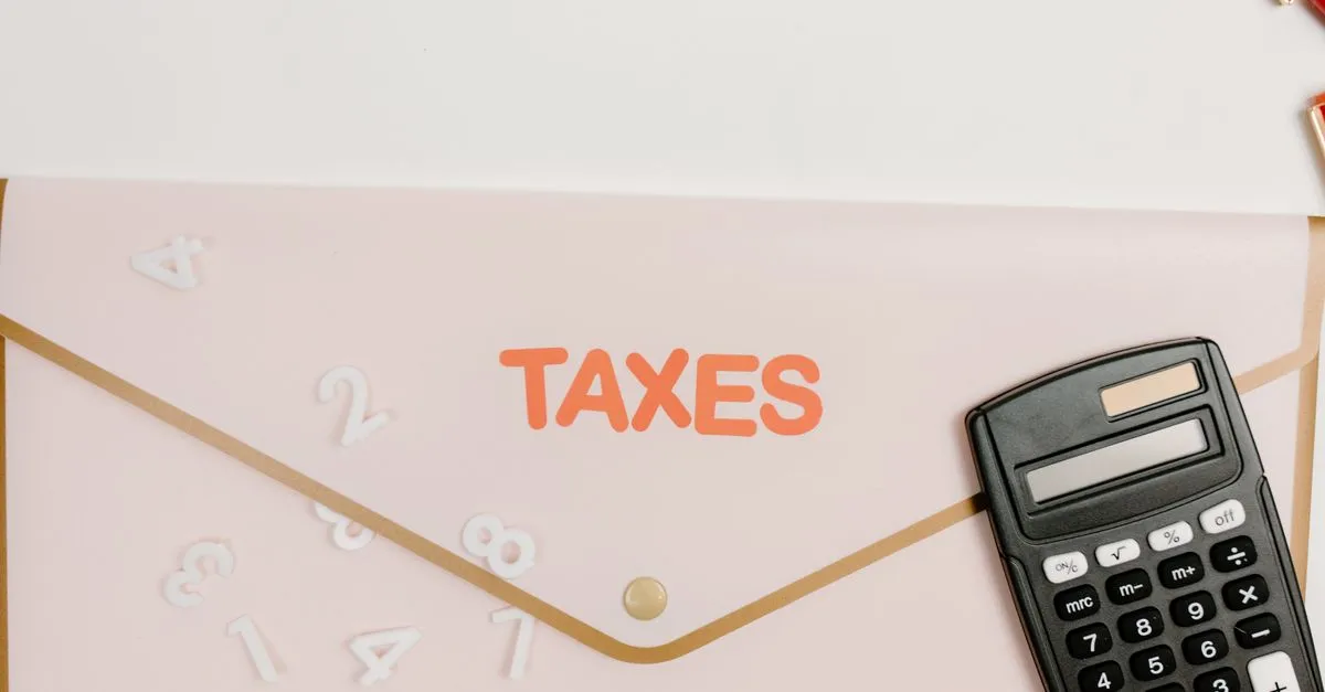 Carpeta de impuestos y calculadora sobre una mesa, para tramitar deducciones de una reforma