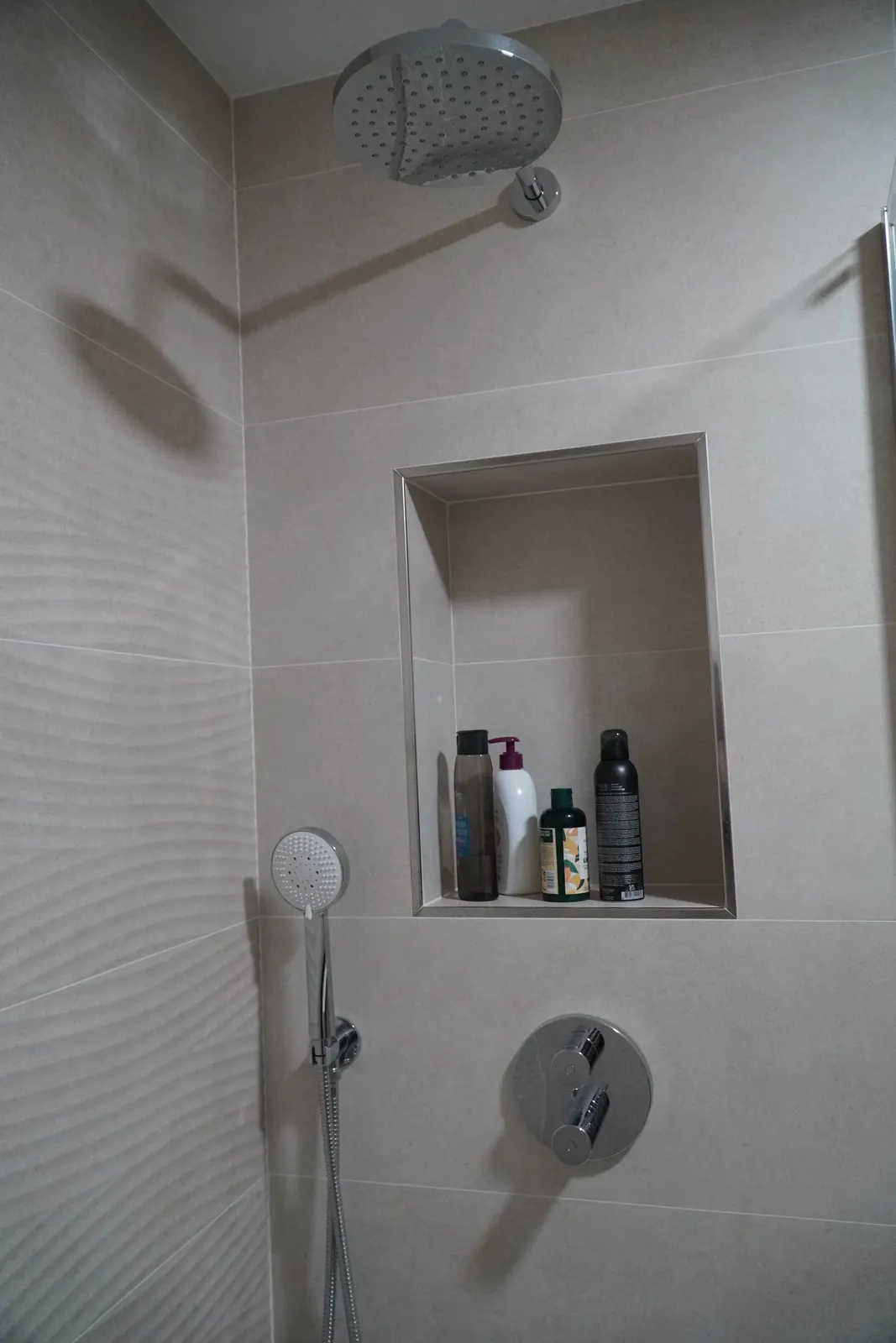 Ducha con rociador y hornacina en un baño reformado, seguro y accesible en A Coruña
