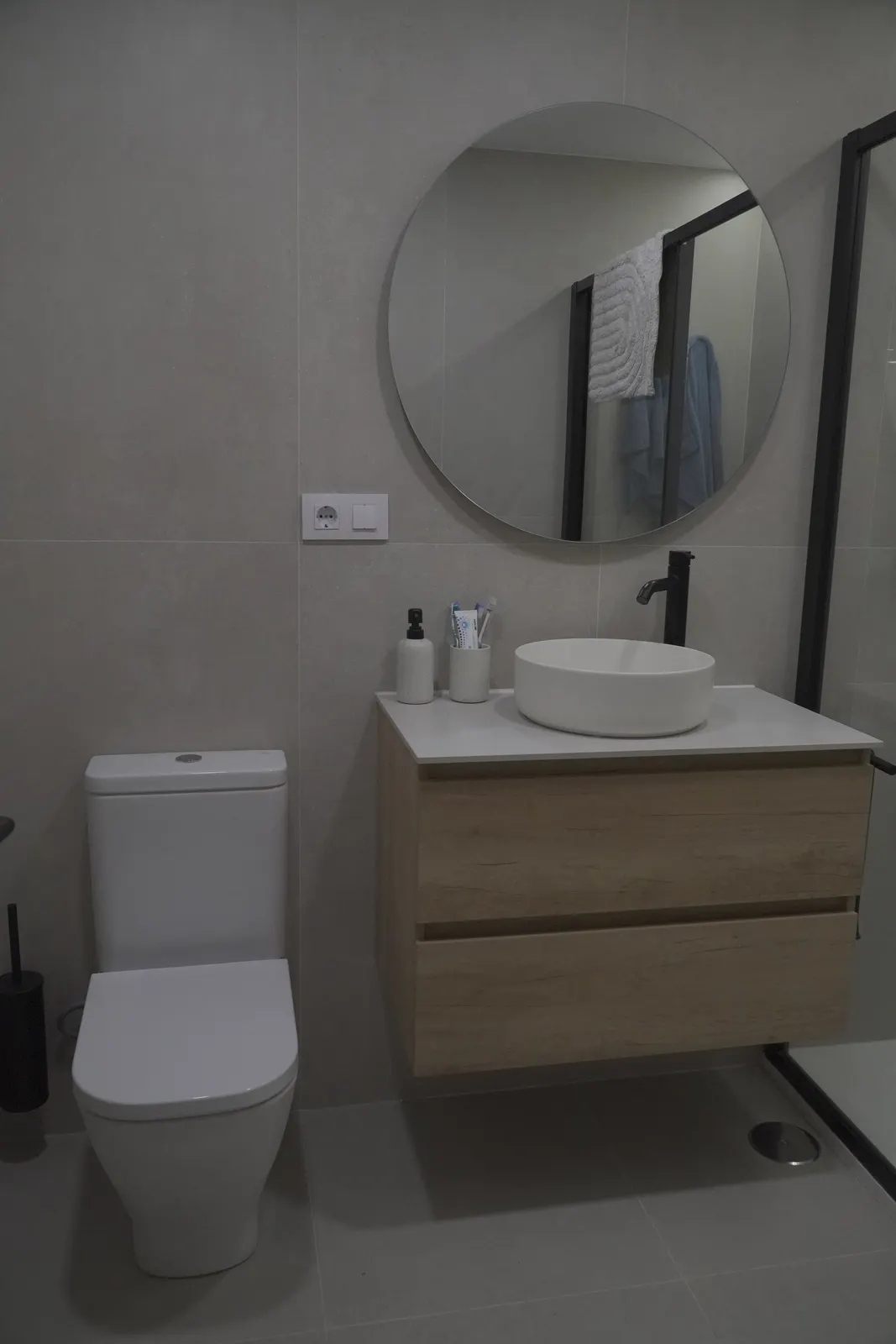 Baño pequeño reformado con ducha a ras de suelo y mueble a medida, luminoso y amplio