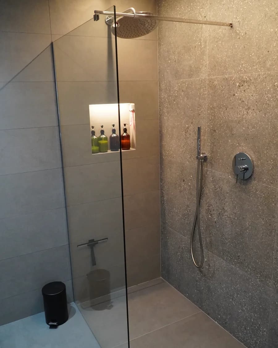 Plato de ducha de obra a ras de suelo, antideslizante y a medida, en un baño para mayores